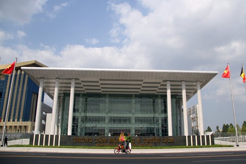 Trung tâm Hội nghị và triển lãm tọa lạc cạnh trung tâm hành chính tập trung
