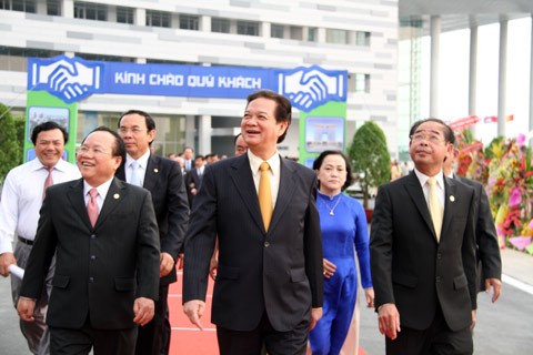 Thủ tướng Nguyễn Tấn Dũng vào thăm tòa nhà hành chính tỉnh Bình Dương