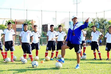 HLV Trần Minh Chiến đang thị phạm cùng các cầu thủ trẻ PVF.