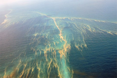 &quot;Vết dầu loang&quot; có thể xác định đây chỉ là một bãi cạn nằm dưới mặt nước biển.