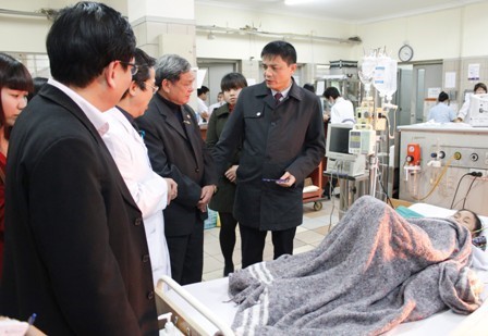 TS. Nguyễn Thanh Phong thăm hỏi bệnh nhân bị ngộ độc do sử dụng nấm.