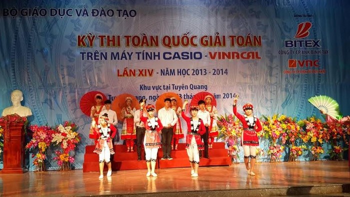 Tiết mục “Cô giáo về bản” của các em học sinh trường Dân tộc Nội trú Tuyên Quang chúc mừng thành công của kỳ thi.