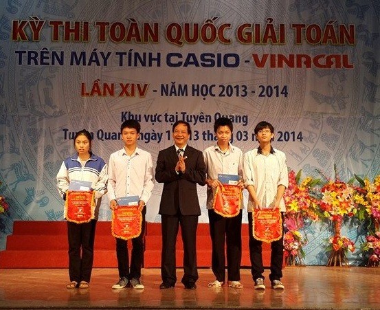 Nhà giáo Hoàng Văn Thinh, Tỉnh uỷ viên, Giám đốc Sở GD-ĐT Tuyên Quang, Chủ tịch Hội đồng thi khu vực Tuyên Quang trao giải cho các học sinh đạt giải đặc biệt.