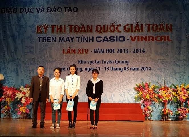 Ông Nguyễn Đắc Lực, đại diện Nhà Tài trợ BITEX trao giải cho học sinh đạt điểm tối đa (50/50).
