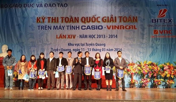 Trao giải cho các thầy cô giáo có học sinh đạt giải Nhất khu vực thi Tuyên Quang.
