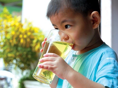 Trẻ nhỏ dưới 3 tuổi không nên uống trà.