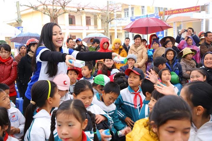 Hoa hậu Ngô Phương Lan, đại sứ của chương trình Quỹ sữa Vươn Cao Việt Nam, trao sữa cho trẻ em huyện đảo Cô Tô, Quảng Ninh.