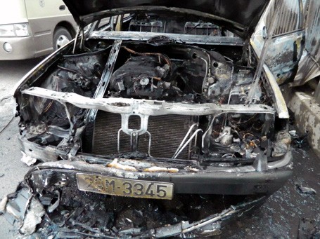 Chiếc xe Mercedes E300 mang BKS 29M-3345 bất ngờ bốc cháy khi đang lưu thông trên đường.