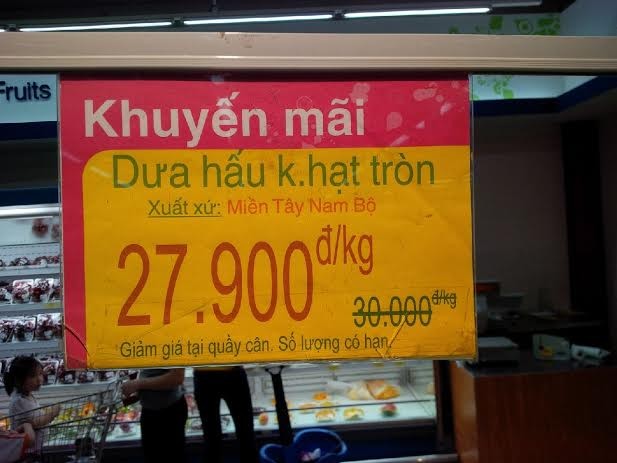 Giá dưa hấu niêm yết tại siêu thị Corpmart.