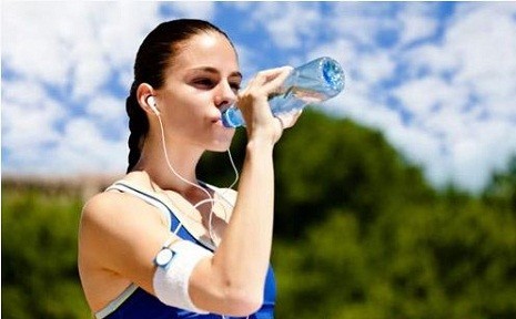 Cần uống càng nhiều nước càng tốt vì sẽ giúp cơ thể không mất nước.
