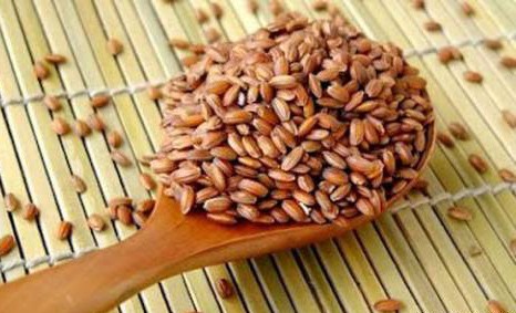 Gạo lứt là gạo thông thường nhưng được xay sơ, vẫn còn lớp cám bao bọc bên ngoài.