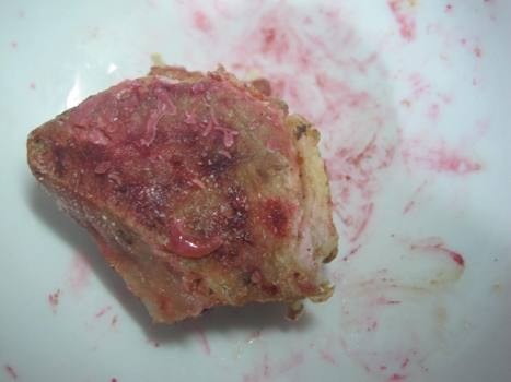 Số thịt lợn sau khi luộc chín chưa sử dụng hết được chị An đem cất vào tủ lạnh đã chuyển màu đỏ bất thường.