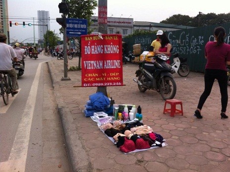 Một điểm bán đồ hàng không Vietnam Airlines trên đường Lê Văn Lương kéo dài.