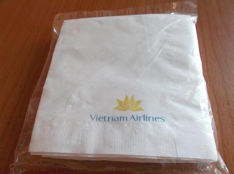 Giấy ăn Vietnam Airlines bán tràn lan ngoài thị trường.
