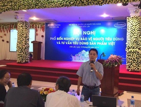 Ông Nguyễn Bằng Phi – Trưởng ban nhãn hiệu ngành hàng sữa chua của Vinamilk chia sẻ với người tiêu dùng về cách bảo quản sản phẩm sữa chua luôn tươi ngon và đảm bảo dinh dưỡng.