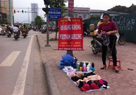 Một điểm bán đồ hàng không Vietnam Airlines trên vỉa hè.