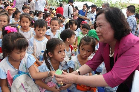Bà Phạm Thị Hải Chuyền, Bộ trưởng Bộ Lao động – Thương binh và Xã hội trao tặng sữa cho các em học sinh huyện Ba Tri (Bến Tre).