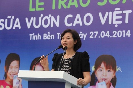 Bà Bùi Thị Hương - Giám đốc Đối ngoại Công ty Cổ phần Sữa Việt Nam – Vinamilk, phát biểu tại buổi lễ trao sữa cho trẻ em nghèo tại huyện Ba Tri (Bến Tre).