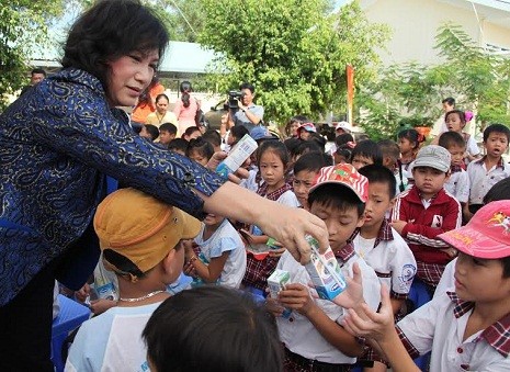 Bà Nguyễn Thị Kim Ngân - Ủy viên Bộ chính trị, Phó Chủ tịch quốc hội trao sữa tận tay cho các em học sinh huyện Ba Tri (Bến Tre).