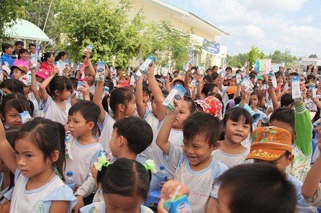 Niềm vui nhận sữa của trẻ em huyện Ba Tri, Bến Tre.