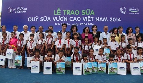 Ban Điều hành Quỹ sữa Vươn cao Việt Nam, đại diện lãnh đạo tỉnh Bến Tre, đại diện Vinamilk và các Đại sứ chương trình cùng chụp ảnh lưu niệm với trẻ em huyện Ba Tri, Bến Tre.
