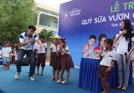 Các em nhỏ huyện Ba Tri, Bến Tre cùng chơi những trò chơi vui nhộn với Đại sứ của chương trình Hoa hậu Hương Giang và Nghệ sĩ hài Xuân Bắc.