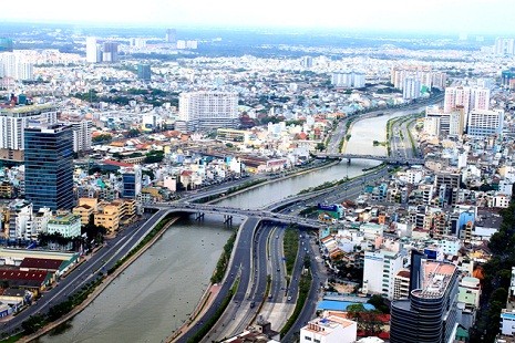 Dọc kênh Tàu Hủ và đại lộ Võ Văn Kiệt rộng lớn ngày nay.