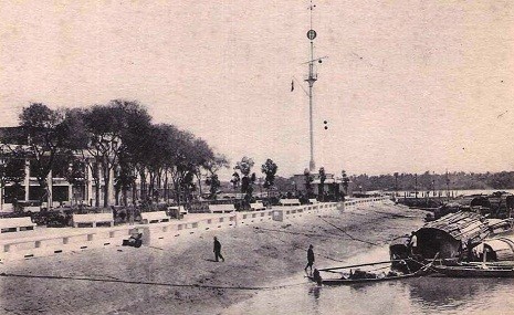 Góc cột cờ ngã ba sông Sài Gòn, kênh Tẻ và bến Bạch Đằng.