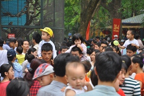 Hầu hết người dân tham quan tại vườn thú Thủ Lệ đều từ các tỉnh lân cận và vùng ngoại thành Hà Nội.