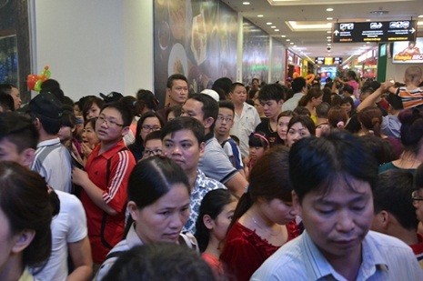 Tại các khu trung tâm thương mại như Times City (458 Minh Khai, Hà Nội) ước tính có hàng ngàn lượt người đến vui chơi.