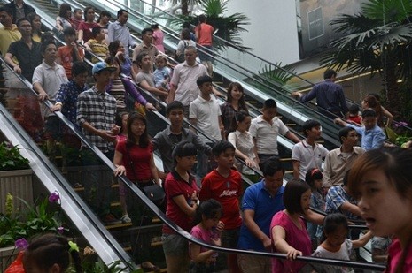 Thang máy ở khu trung tâm thương mại Times City chật cứng người dân trong sáng ngày 1.5 - Ảnh: Nguyễn Tuấn