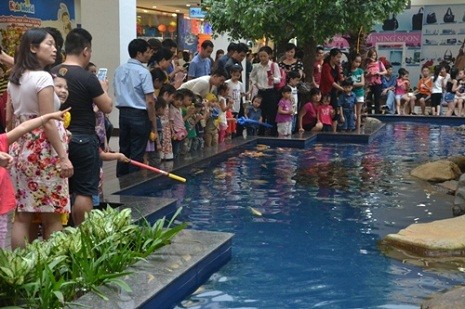 Khu vực bể cá trong khu trung tâm thương mại Times City bị quây kín bởi các em nhỏ (Ảnh: Nguyễn Tuấn)