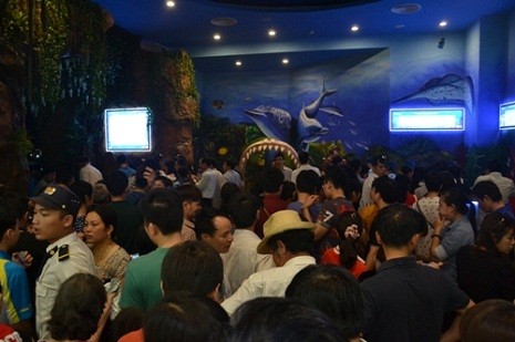 Dòng người đợi chờ tới lượt vào tham quan khu thủy cung Vinpearl Aquarium Times City (Ảnh: Nguyễn Tuấn)