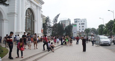 Cảnh tượng chen chúc khách tham quan cũng diễn ra tại TTTM Royal City (Thanh Xuân, HN) trong 3 ngày nghỉ lễ vừa qua. (Ảnh báo Kiến thức).
