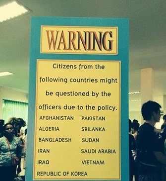 Tấm bảng ghi du khách Việt Nam nằm trong số ít những đối tượng khách có thể bị tra hỏi bởi nhân viên hải quan.