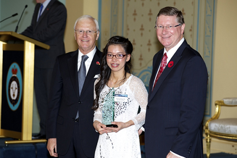 Hình ảnh Đặng Thị Hương nhận giải thưởng “Sinh viên quốc tế xuất sắc năm 2013 bang Victoria” tại Úc.