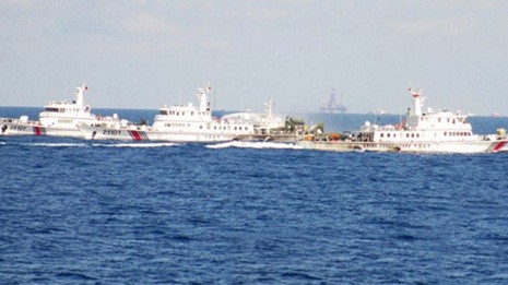 Tàu Trung Quốc dàn hàng ngang dày dặc cản đường tàu Việt Nam tiến vào khu vực đặt trái phép giàn khoan Hải Dương 981 - Ảnh: Thanh Quang