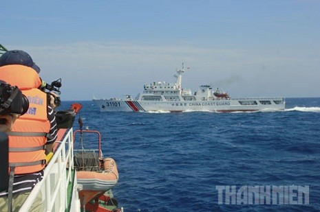Tàu Trung Quốc vẫn ngăn chặn tàu chấp pháp của Việt Nam tại khu vực giàn khoan Hải Dương 981 - Ảnh: Hoàng Sơn