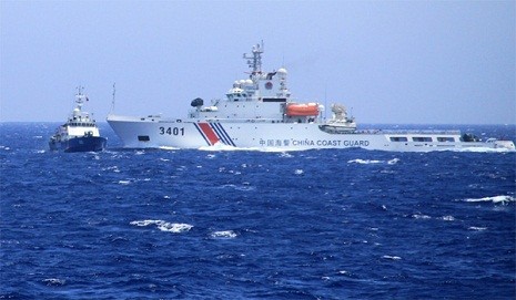 Tàu Hải cảnh Trung Quốc chủ động đâm thẳng vào mạn trái tàu Cảnh sát biển Việt Nam. Nhưng tàu CSB VN đã dừng và lùi máy kịp thời. (Ảnh do PV VnExpress chụp tại hiện trường)