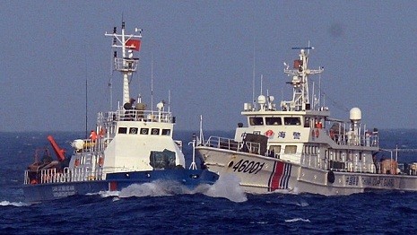 Tàu 46001 của Trung Quốc đâm thẳng vào tàu cảnh sát biển Việt Nam - Ảnh: Thuận Thắng
