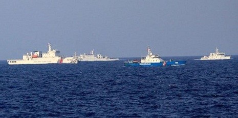 Tàu Trung Quốc trên khu vực giàn khoan 981 đang hạ đặt trái phép trên vùng chủ quyền của Việt Nam.