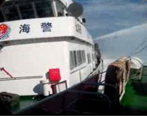 Tàu Trung Quốc áp sát, ngăn cản tàu chấp pháp của Việt Nam thực thi nhiệm vụ trên vùng biển chủ quyền Việt Nam - Ảnh: Cảnh sát biển cung cấp