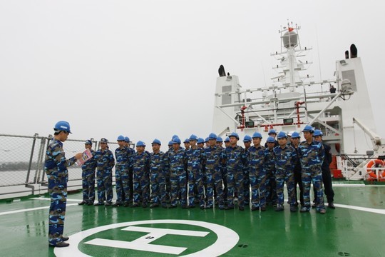 Các chiến sỹ trên tàu Cảnh sát biển 8001 chuẩn bị lên đường làm nhiệm vụ ở Biển Đông.
