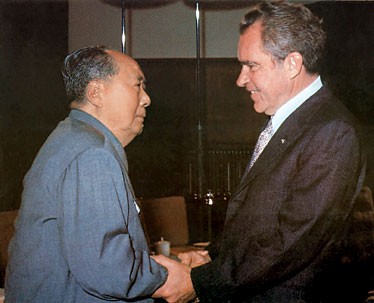 Tổng thống Nixon (phải) bắt tay Chủ tịch TQ Mao Trạch Đông ngày 29/2/1972. Năm 1972 cũng chính là thời điểm Trung Quốc đã bán đứng Việt Nam cho Mỹ bằng Thông cáo Thượng Hải ra ngày 27/2/1972, tức là 10 ngày sau khi Tổng thống R. Nixon rời Mỹ đến Bắc Kinh.Với bản Thông cáo này, Trung Quốc buộc Mỹ chấp nhận chính sách “một Trung Quốc”, mở đường cho việc đẩy Đài Loan ra khỏi Liên Hiệp Quốc, để nhường chỗ cho Trung Quốc lục địa. Đổi lại Mỹ cần Trung Quốc giúp giải quyết chiến tranh Việt Nam. Và Trung Quốc đáp ứng.