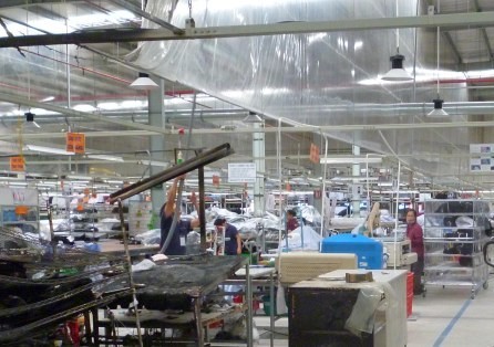 Công nhân Công ty Esquel Garment Manufacturing (100% vốn Singapore tại VSIP) đang dọn dẹp nhà xưởng, sửa chữa máy móc để mau chóng ổn định sản xuất. (Ảnh: VGP/Lê Khôi)