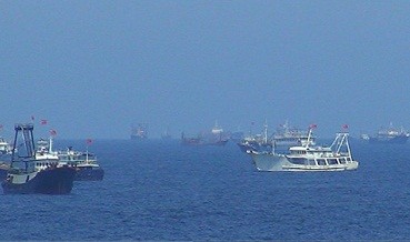 Trung Quốc bố trí số lượng tàu dày đặc trong đó có nhiều tàu cá vỏ sắt để bảo vệ giàn khoan và ngăn cản hoạt động thực thi pháp luật của các lực lượng chức năng Việt Nam.