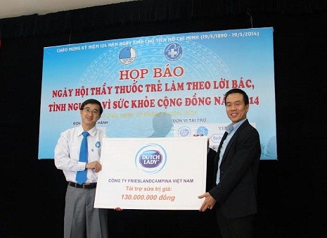 Đại diện công ty sữa Cô gái Hà Lan trao tài trợ cho đại diện Hội thầy thuốc trẻ Việt Nam.