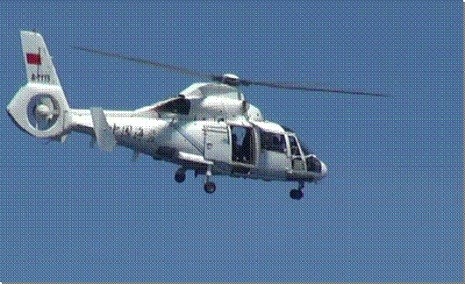 Máy bay trực thăng số hiệu J-9-B7115 của Trung Quốc bay ở độ cao từ 100 – 150 m, lượn nhiều vòng phía trên tàu CSB 8003 ngày 21/5. (Ảnh: Cảnh sát biển cung cấp)