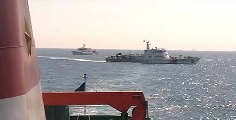 Tàu của Trung Quốc số hiệu 3411 thường xuyên theo sát tàu CSB 8003 của ta. (Ảnh: Cảnh sát biển cung cấp)