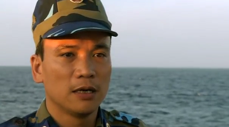 Cảnh sát biển Việt Nam làm nhiệm vụ gần giàn khoan 981 (Ảnh: Chụp từ video của Reuters)